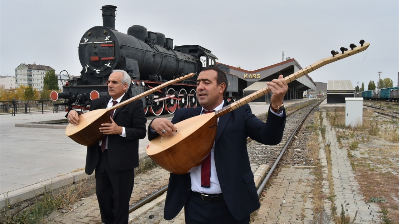 Uçak ve otobüs seferlerinin aksine Doğu Ekspresi seferinin ise başlamaması nedeniyle bir araya gelen Karslı aşıklar seferlerin başlaması için Kars Tren Garı`nda buluştu.