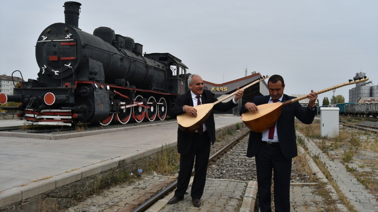 Aşıklar garda saz ve türküler eşliğinde tren seferlerinin yeniden başlaması için yetkililerden yardım istedi.