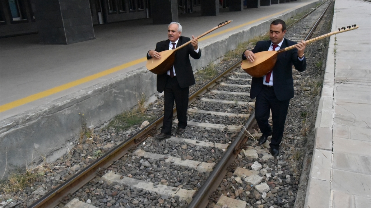Halk ozanı Ensar Şahbazoğlu, gazetecilere yaptığı açıklamada, Doğu Ekspresi seferlerinin durdurulmasının ardından Kars`a turistlerin gelmediğini söyledi.
