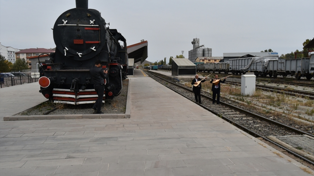 Halk ozanı Ayhan Şimşekoğlu ise Kars`ın caddelerinde Doğu Ekspresi ile gelen turistleri yeniden görmek istediklerini belirtti.