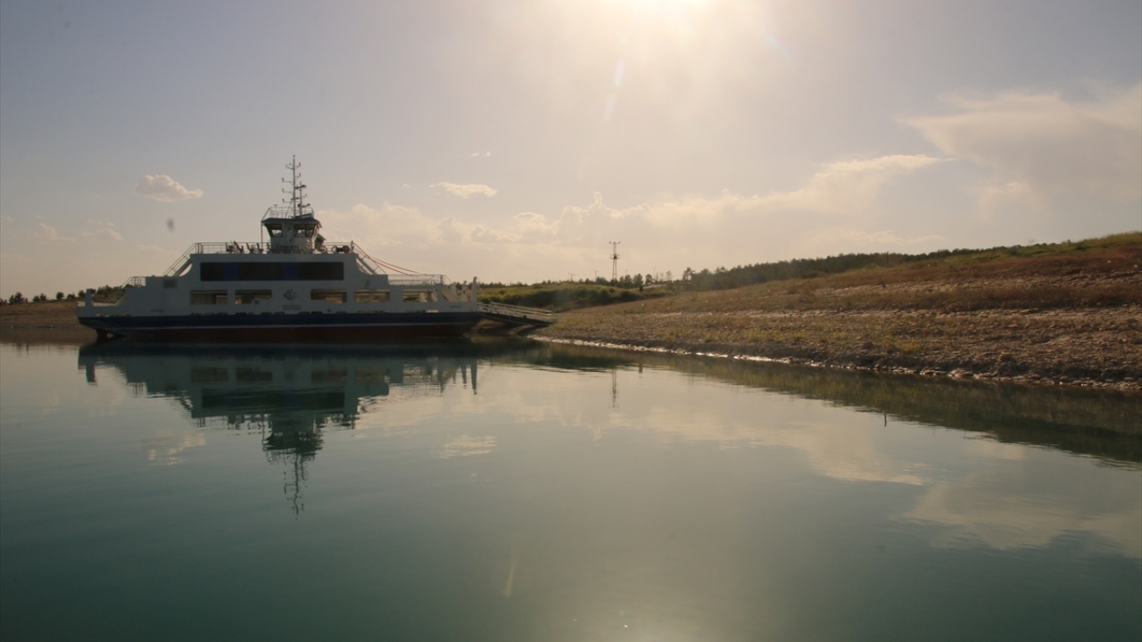 Yaklaşık 2 bin 800 kilometre uzunluğa sahip Fırat, geçtiği bölgelerin turizmine de katkı sağlıyor.