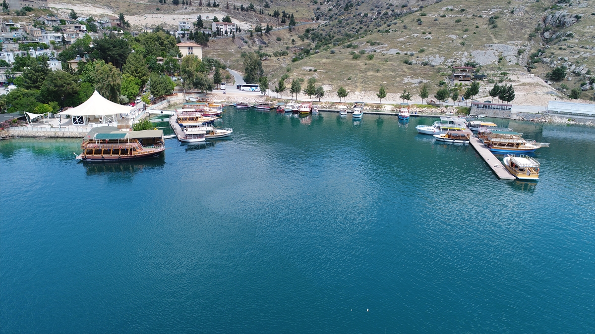 Şanlıurfa Büyükşehir Belediyesi tarafından Fırat Nehri kıyılarında yerli ve yabancı turistlere hizmet vermesi için 34 gezinti teknesine daha lisans verildi.