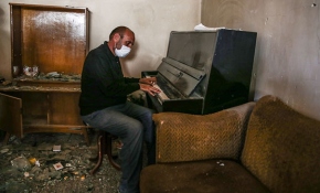 Gence'de yıkılan evinde piyanosunu çaldı