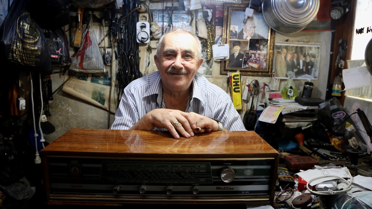 Menteşe Belediye Başkanı Bahattin Gümüş, Başkan Yardımcıları Leyla Ersöz ile Levent Ünver, evine gittiği Bektaş`ın verdiği emanetleri teslim aldı.