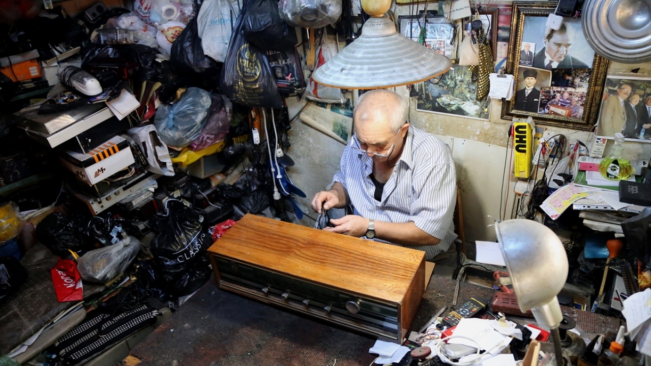 Kültür Hizmetleri Müdürlüğü personelince kamyonetlere yüklenen eşyalar belediyeye götürüldü.