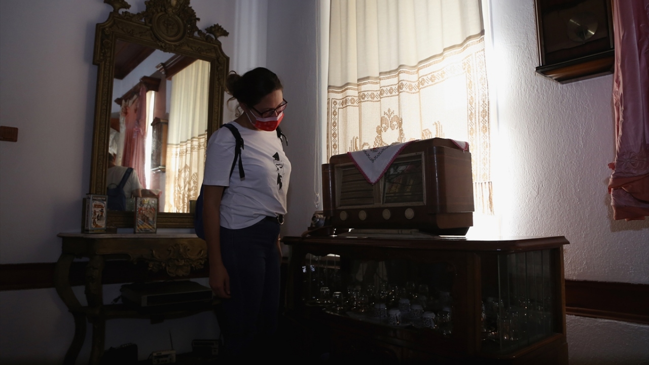 Bektaş, bozuk radyoyu tamir ettiğinde kendisini dünyanın en mutlu insanı gibi hissettiğini dile getirdi. 