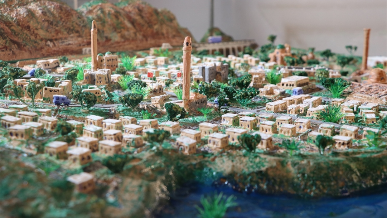 Hasankeyf`teki eserlerin tanıtımına katkı sunmak amacıyla ağırlıklı olarak yeni yerleşim yerine taşınan tarihi yapıların maketlerini yaptığını belirten Cihan, sipariş üzerine farklı yapıların da maketlerini hazırladığını aktardı.