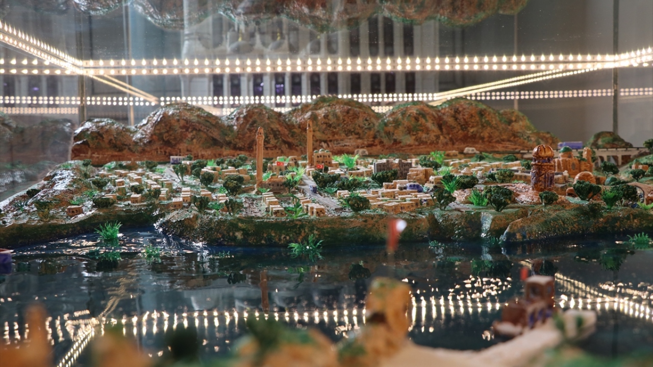 Maketleri belirli ölçeklerde hazırladığını anlatan Cihan, "Ölçekli çalışınca daha güzel oluyor. Geçtiğimiz yıl Batman`da bir sergimiz oldu. 10 bin kişi sergimizi ziyaret etti." diye konuştu.