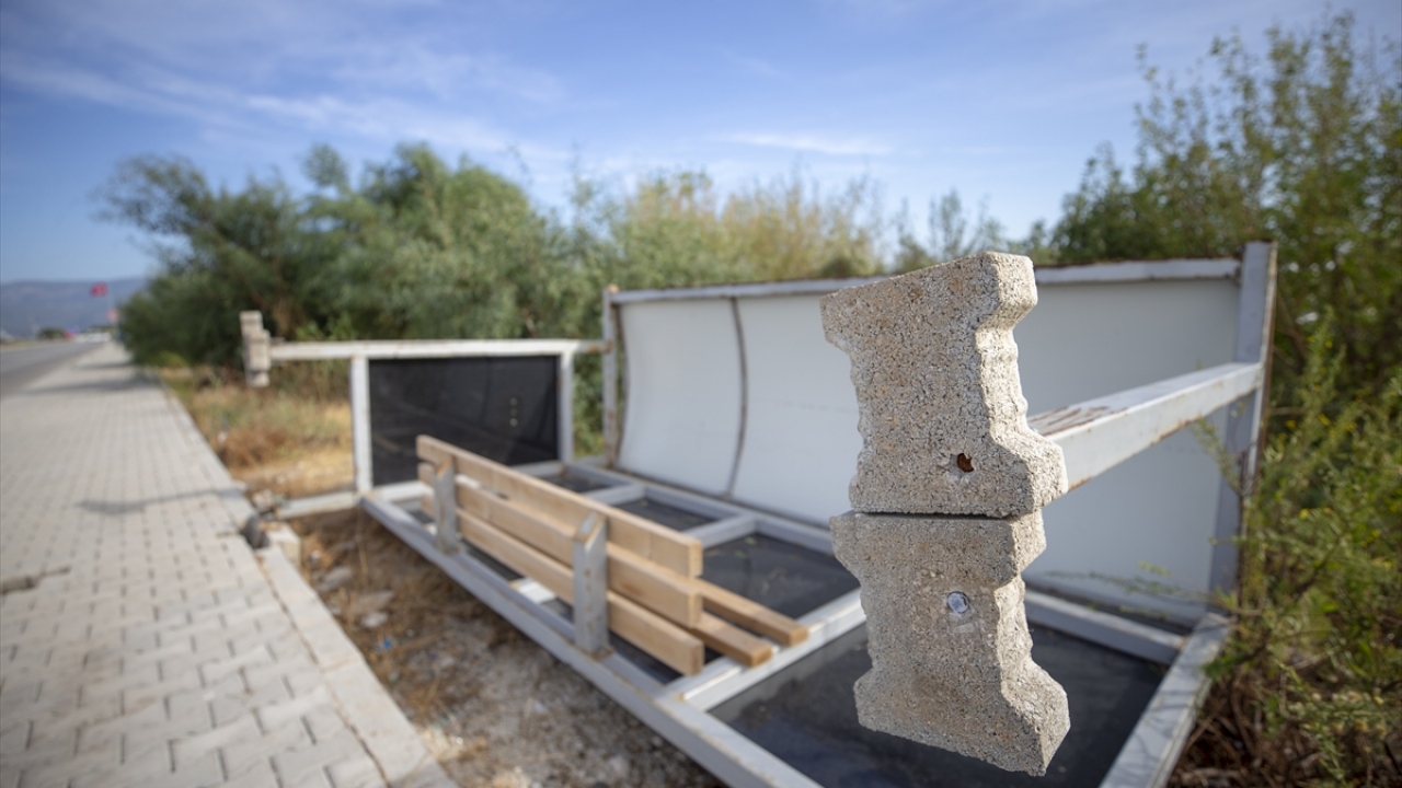 Antalya Valisi Ersin Yazıcı, kuvvetli yağış, dolu ve fırtınanın etkili olduğu Kumluca ilçesinde hasar tespit çalışmaları tamamlandıktan sonra üreticilere gerekli desteği vereceklerini bildirdi.