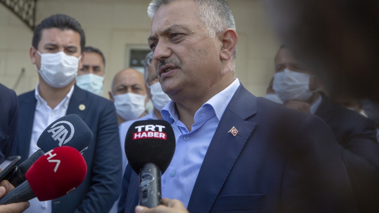 Yazıcı, bir kişinin ölümüne, tarım arazileriyle seraların zarar görmesine neden olan kuvvetli yağış, dolu ve fırtınanın etkili olduğu Kumluca`ya geldi.