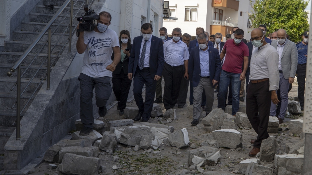 Kavak Mahallesi`nde 11 dönümlük alanda portakal bahçesi bulunan Selami Karakaya ise meyvelerin çoğunun yere döküldüğünü, bahçesinden bu yıl gelir elde edemeyeceğini dile getirdi.