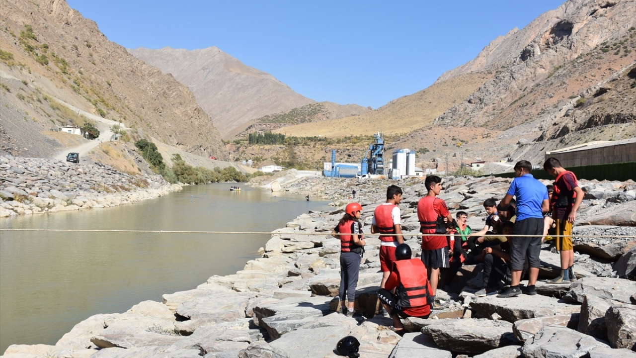 Valilik ile Hakkari Gençlik ve Spor İl Müdürlüğünün desteklediği çeşitli kategorilerdeki 5 rafting takımının sporcuları, şampiyonada başarılı olmak ter döküyor. 