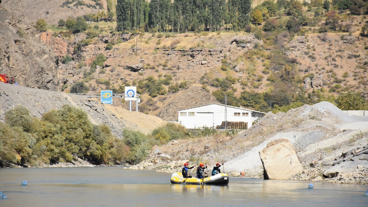 Organizasyona ev sahipliği yapacak kenti en iyi şekilde temsil etmek isteyen sporcular, her gün Zap Suyu`nda kürek çekiyor. 
