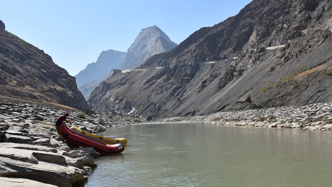 Antrenörü Ramazan İlhan, yaptığı açıklamada, Türkiye Rafting Şampiyonası`nın ilk kez Hakkari`de gerçekleştirileceğini belirterek, şunları söyledi: