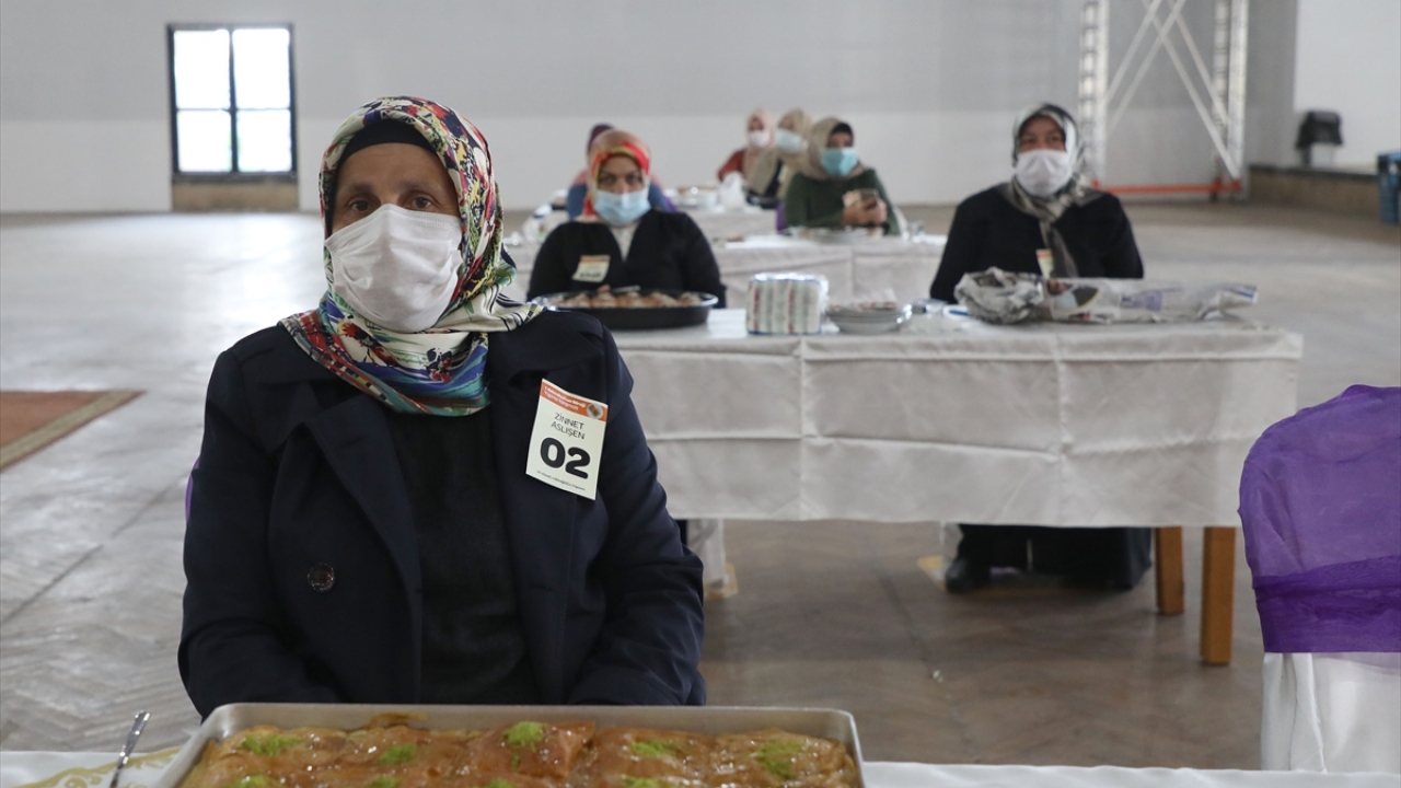 Yarışmacıların yeni tip koronavirüs (Covid-19) salgını dolayısıyla evde hazırladıkları Laz börekleri, jürinin beğenisine sunuldu.