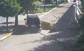 Otomobil çaldı, emniyetin bariyerlerine çarpınca yakalandı