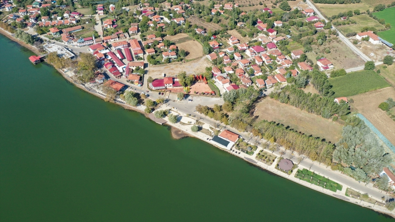 Ödemiş ve Salihli arasındaki Bozdağ`ın zirvesinde yaklaşık 75 hektar büyüklüğündeki Gölcük Gölü`nden adını alan yayla, İzmir ve çevresinde yaz aylarında sıcaktan bunalanlara serinlemek için iyi bir seçenek sunuyor.