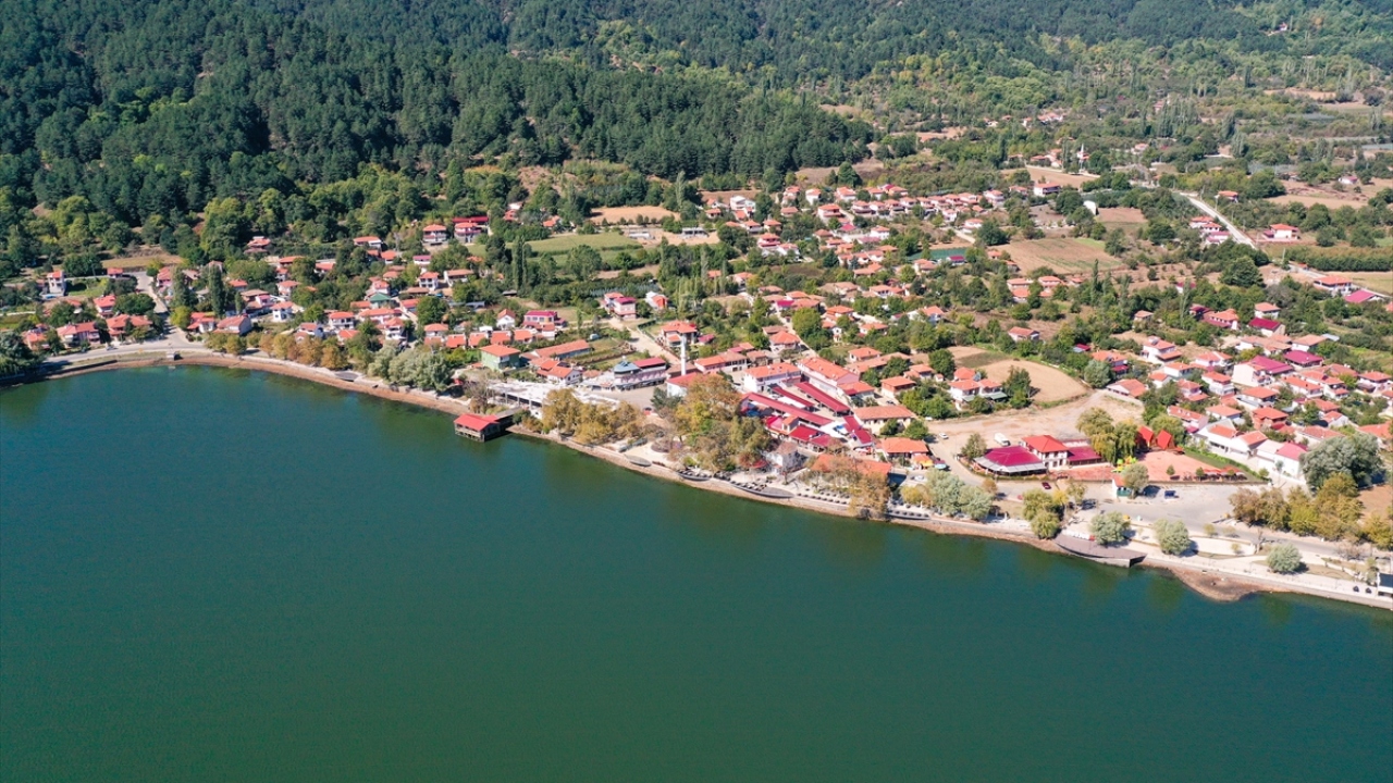"Deniz, kum ve güneş" turizmi denilince akla gelen ilk yerlerden olan İzmir`de, Gölcük bölgesi de "yayla turizmiyle" ön plana çıkıyor.
