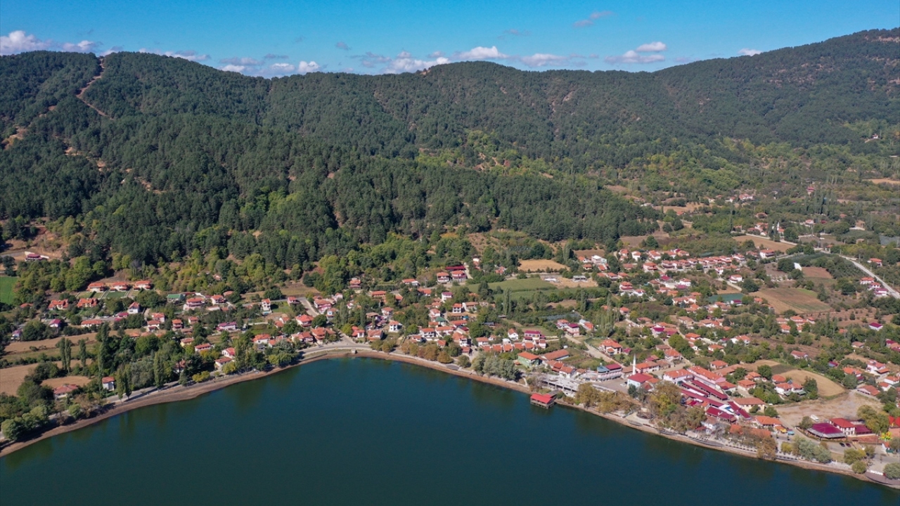 Dünyanın ve Türkiye`nin önemli turizm destinasyonları arasında yer alan Trabzon`daki Uzungöl`ü andıran görüntüsüyle dikkati çeken bölgede, çevresi çam ormanlarıyla kaplı yaylanın tam ortasında yer alan göl, fotoğrafçılardan da ilgi görüyor. 