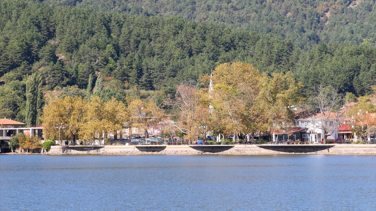 Kışın kar yağdığında bir başka güzelliğe bürünen Gölcük’te kış turizmi de hayli önemli. Bembeyaz kar örtüsünün altında, donan göl etrafında gezmenin yanı sıra hemen yakınındaki Bozdağlar kayak severleri ağırlıyor. 
