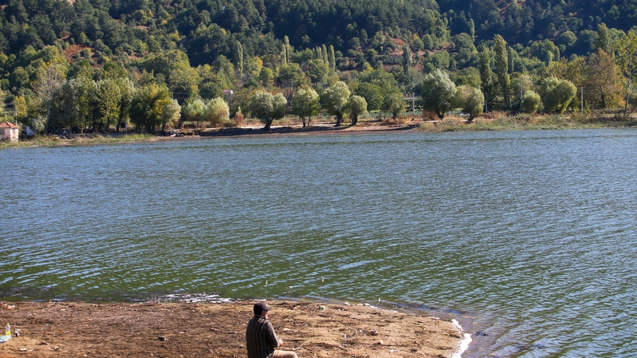 Geçmiş yıllarda yazın bitmesiyle evlerine dönen vatandaşlar, bu yıl halen yaylada kalmaya devam ediyor.