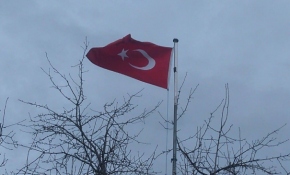 Değiştiremediği yıpranmış Türk bayrağını kaymakamlık yeniledi