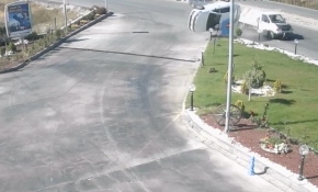 Kamyonet ile çarpışan otomobil takla attı