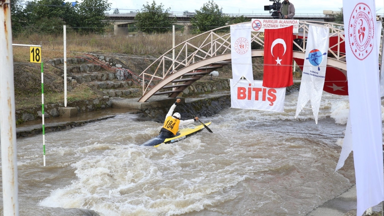 Vali̇ Recep Yazıcıoğlu Kano ve Rafti̇ng Parkuru`nda gerçekleştirilen organizasyonda, kadın ve erkeklerde, yıldız, genç ile büyükler kategorisinde 8 kulüpten 70 sporcu mücadele etti.