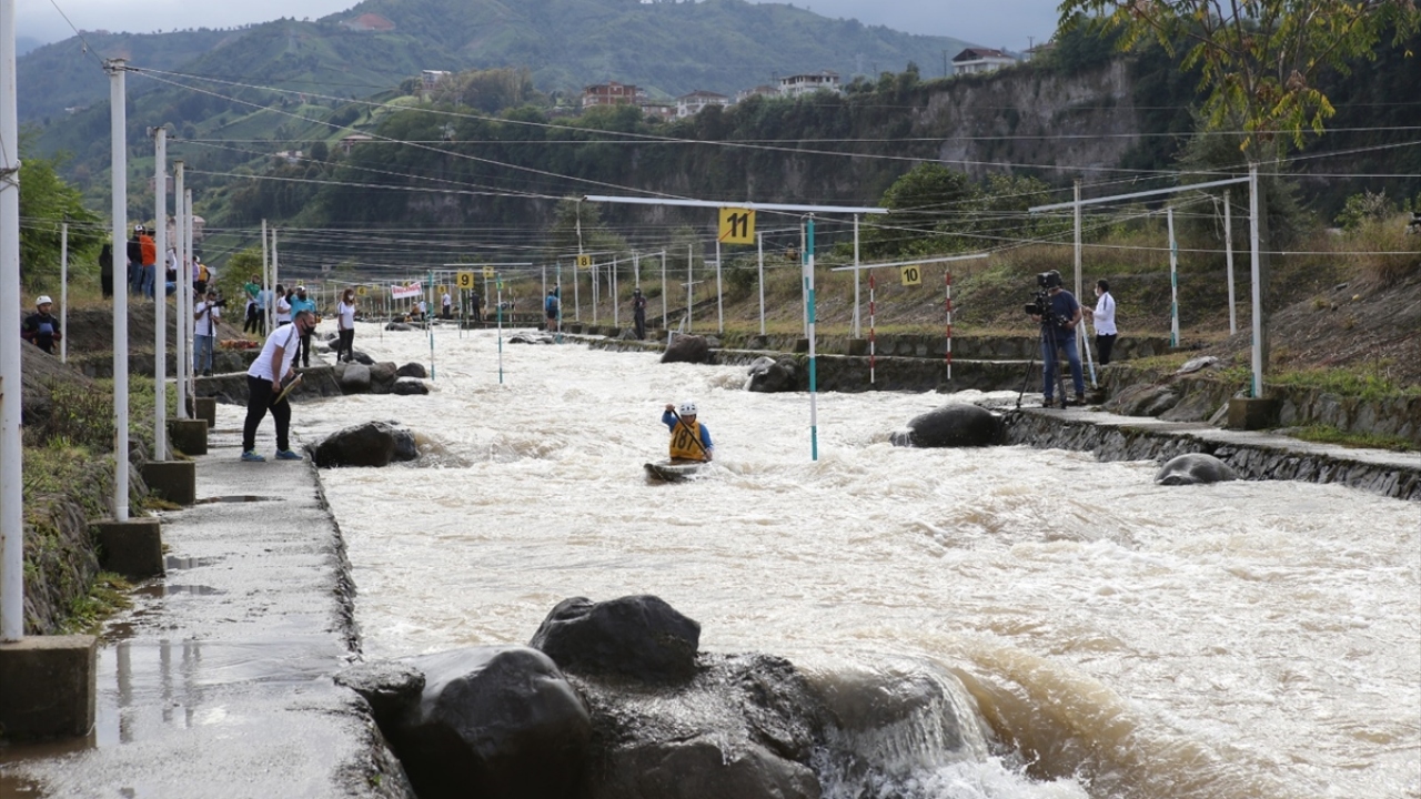 Yarışma sonunda dereceye giren sporculara madalya ve kupaları takdim edildi.