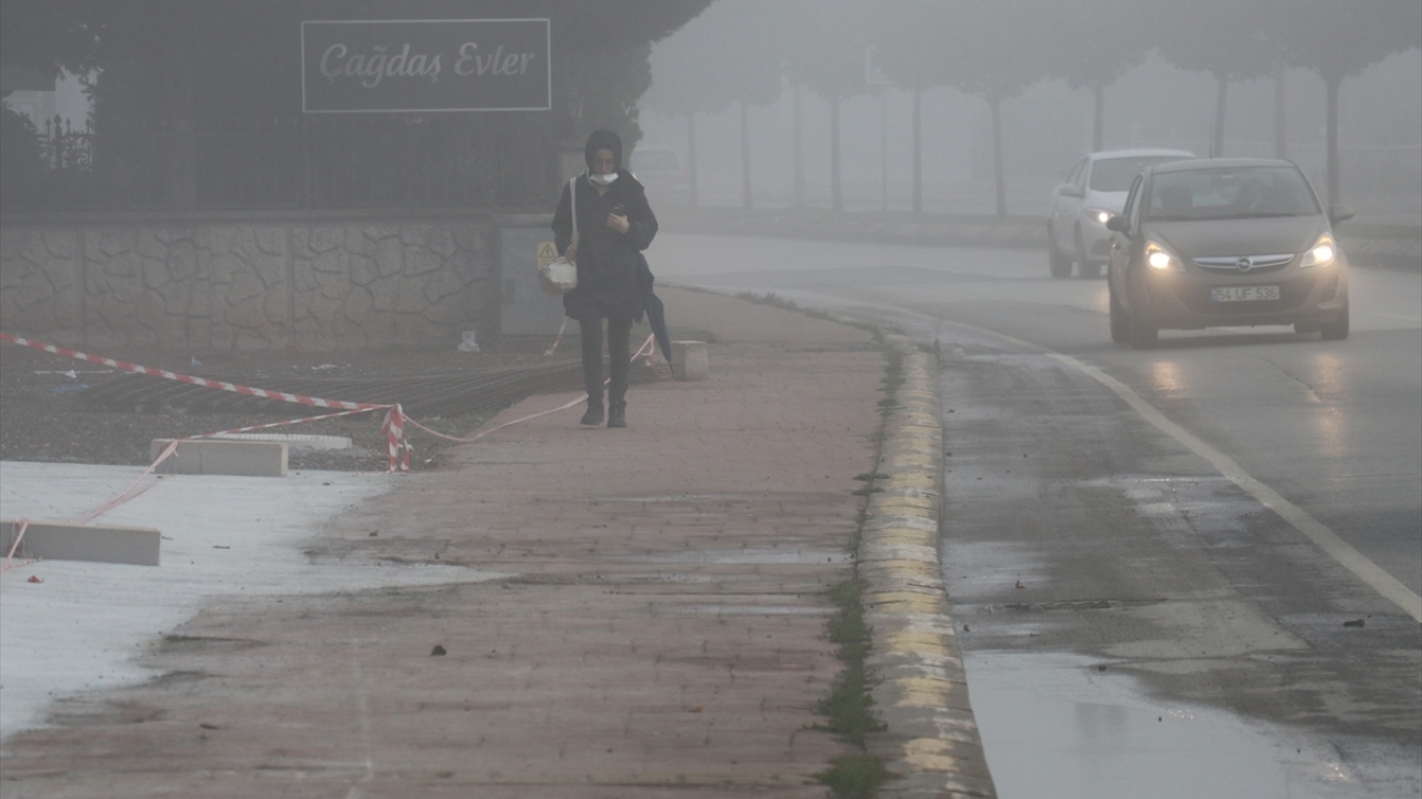Kentte sabah etkisini gösteren sis nedeniyle görüş mesafesi yer yer 40 metreye kadar düştü.