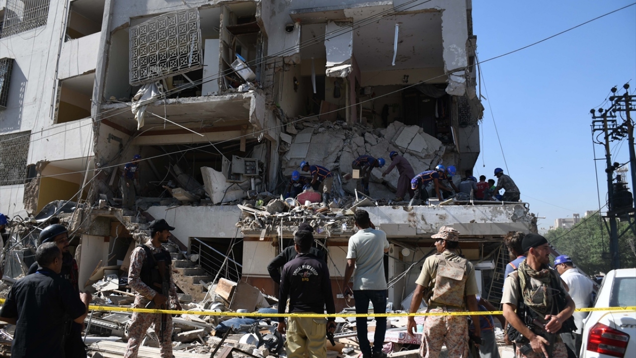 Pakistan basınındaki haberlere göre, şehrin Gülşen-i İkbal bölgesinde bir apartmanın ikinci katında henüz belirlenemeyen bir sebeple patlama meydana geldi.