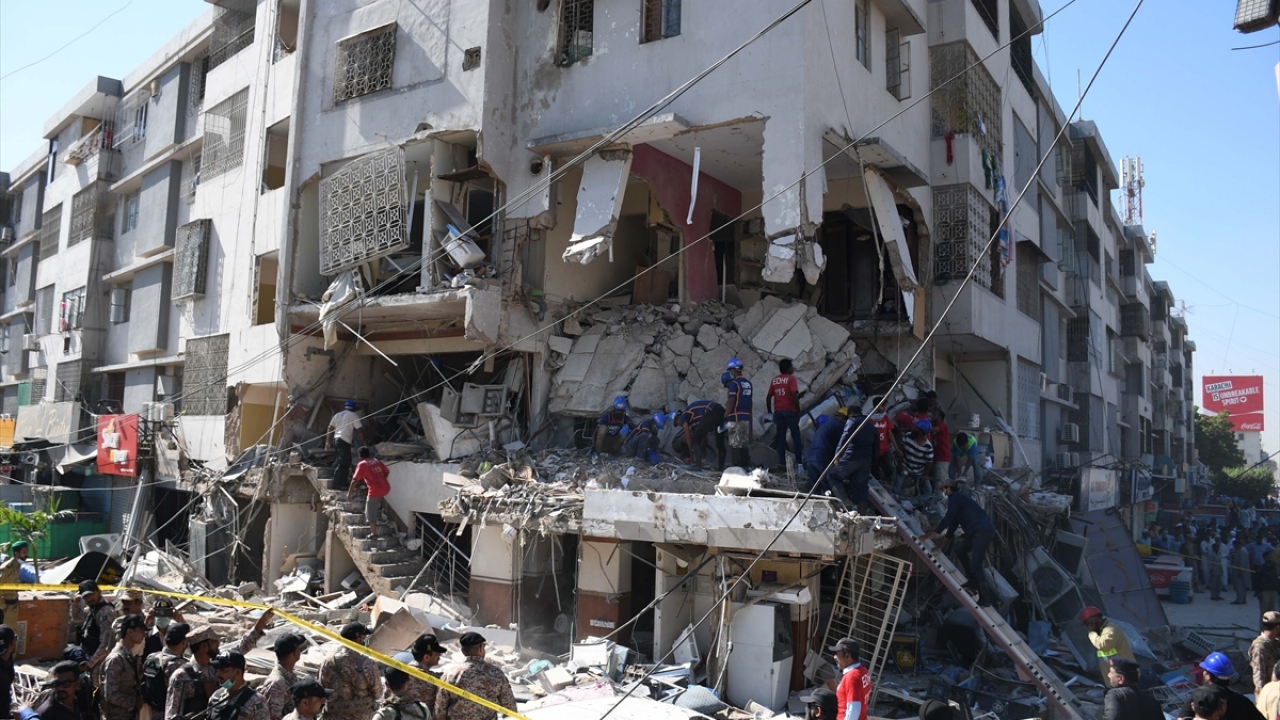 Patlamanın etkisiyle apartman ağır hasar alırken, binanın çevresindeki ev, iş yeri ve araçlar da ciddi zarar gördü. 