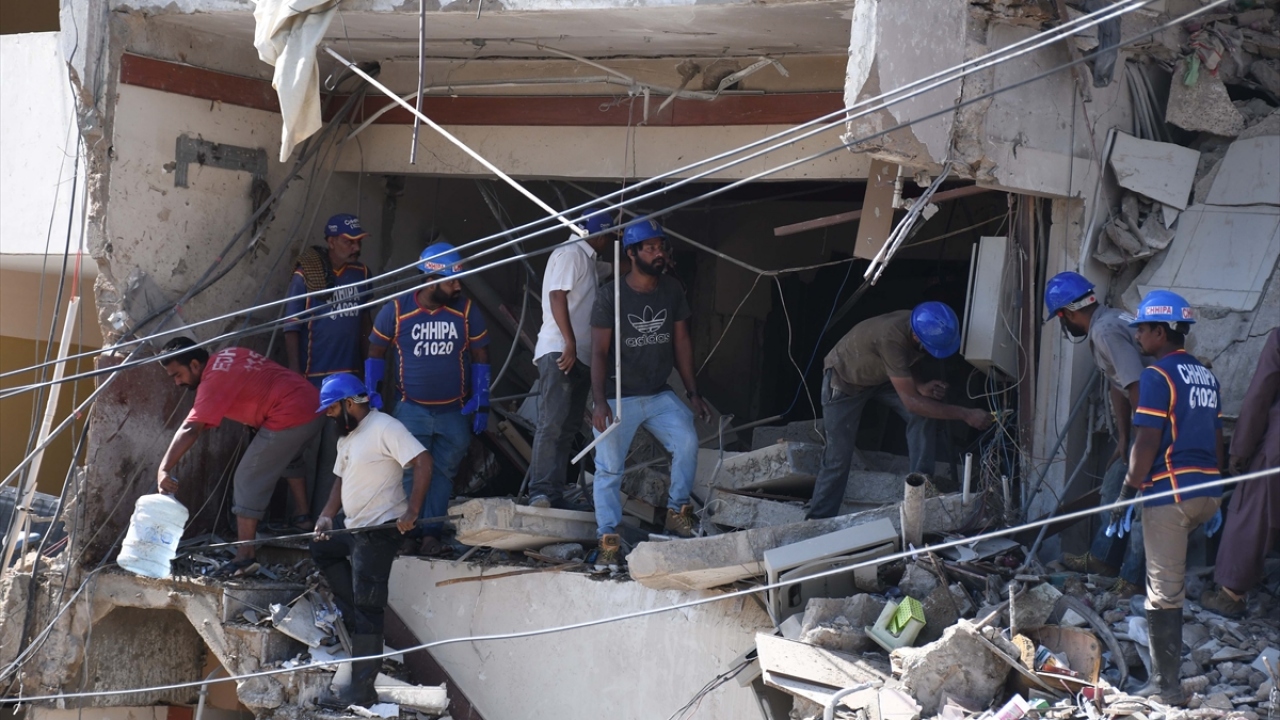 Patlama bölgesine çok sayıda ambulans ve arama kurtarma ekibi sevk edildi.