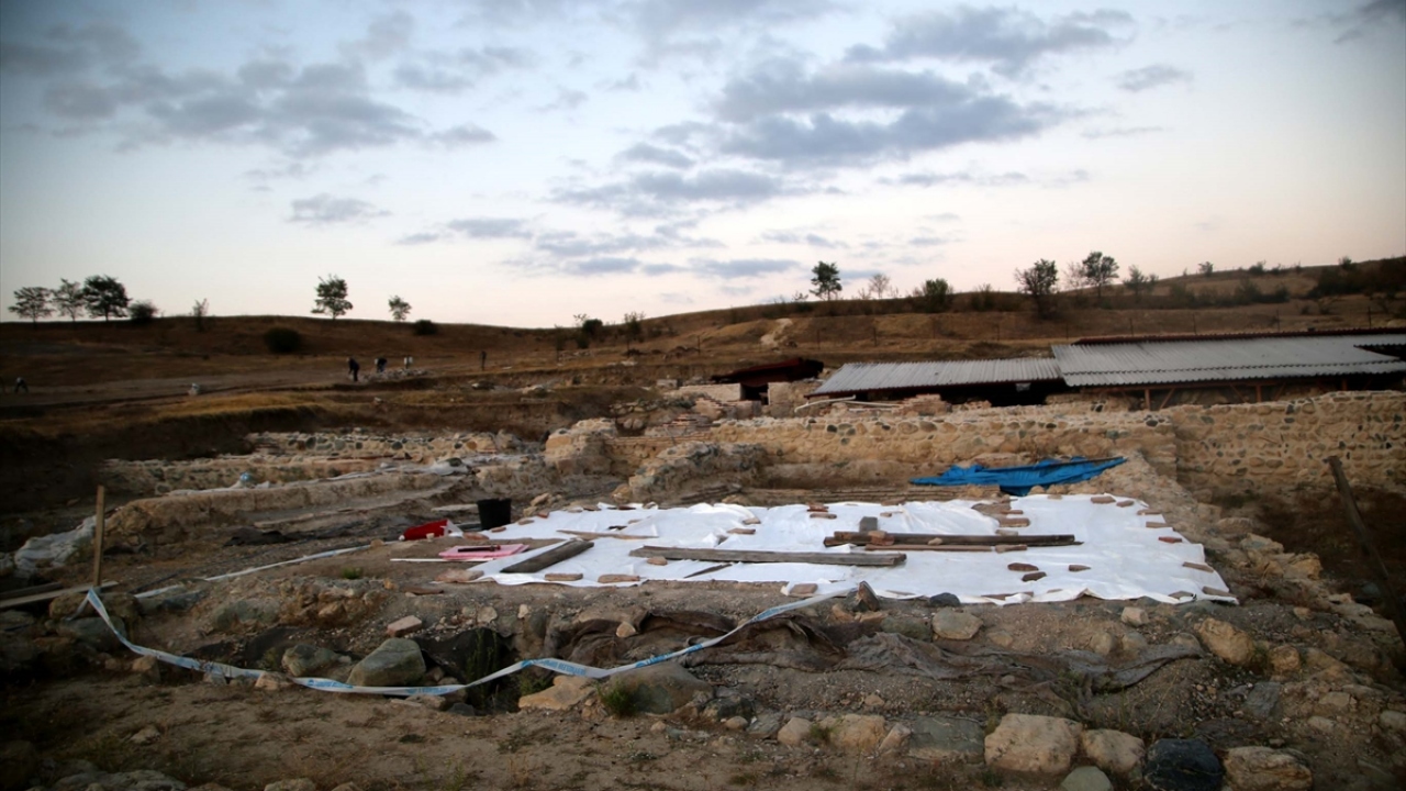 İlçenin Zımbıllı Tepe mevkisinde yer alan tarihi Paflagonya bölgesinin başkenti Pompeiopolis Antik Kenti`ndeki kazı çalışmalarına, Bülent Ecevit Üniversitesi Fen Edebiyat Fakültesi Arkeoloji Bölümü Başkanı Dr. Öğr. Üyesi Tayyar Gürdal başkanlık ediyor.