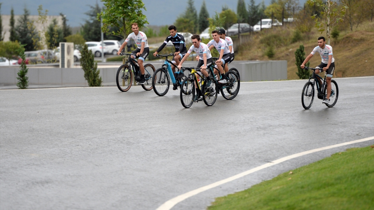 Şampiyona hazırlıklarını uzun süredir Sakarya`da sürdüren Salcano Sakarya Büyükşehir Belediyesi Bisiklet Takımı sporcuları, dünyanın en iyi sporcularının yarışacağı organizasyonda üst sıralarda yer alarak ülkeye gurur yaşatmak istiyor. 