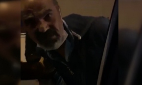 Yol vermeyen sürücünün aracını yumrukladı