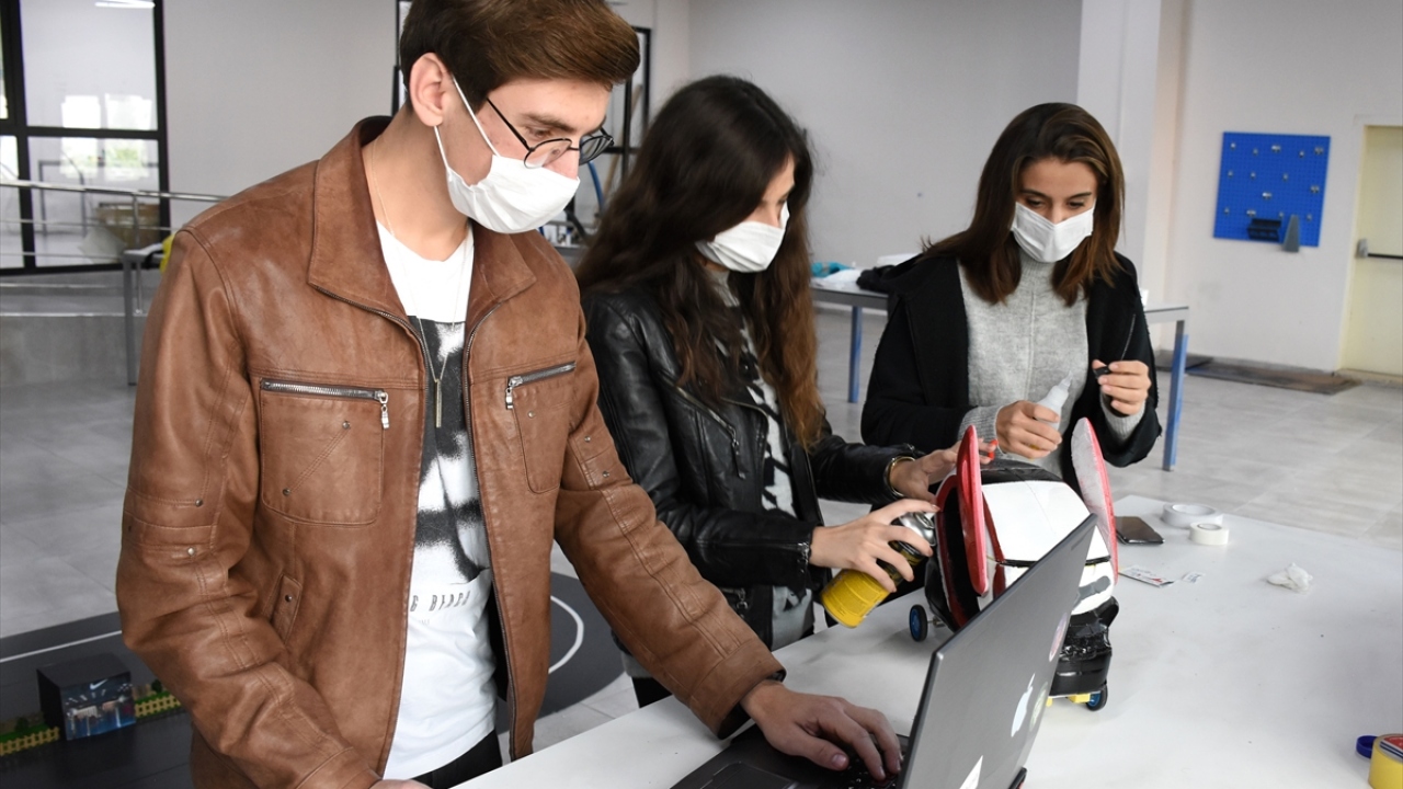 Sağlık ekibi ortamdaki kişilerin vücut ısısını ölçebilecek 