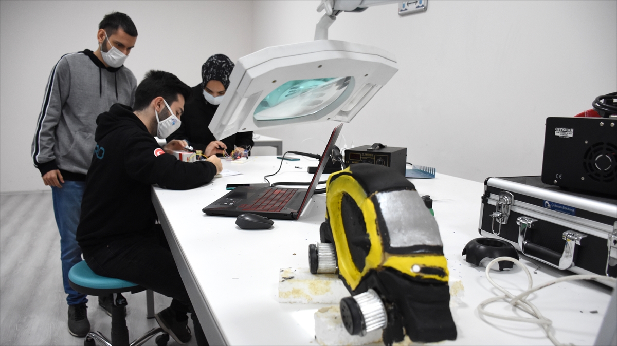 Aracın arka bölümünü mobil test merkezi olabilecek şekilde tasarladıklarını aktaran Ataman, yerel yönetimlerle de görüştüklerini ve projeyi hayata geçirmek istediklerini sözlerine ekledi.