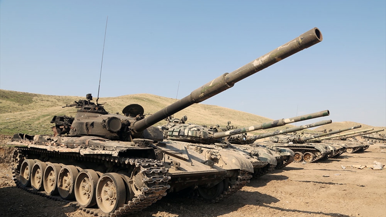 Azerbaycan ordusu tarafından ele geçirilen Ermenistan`a ait askeri araçların bir kısmını görüntüledi. 