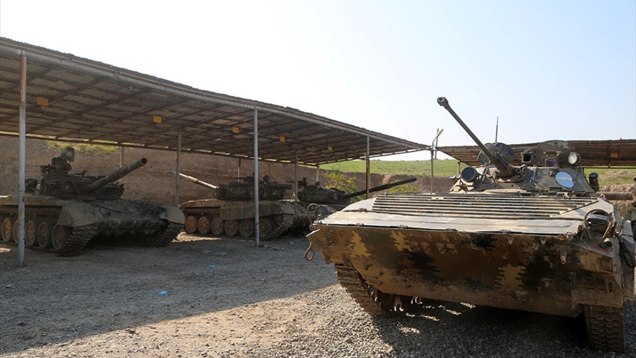 Ermenistan ordusuna ait Rus yapımı personel ve yük taşıyıcı araçlar, Azerbaycan`ın Yevlah kentindeki bir askeri üsse getirildi. 