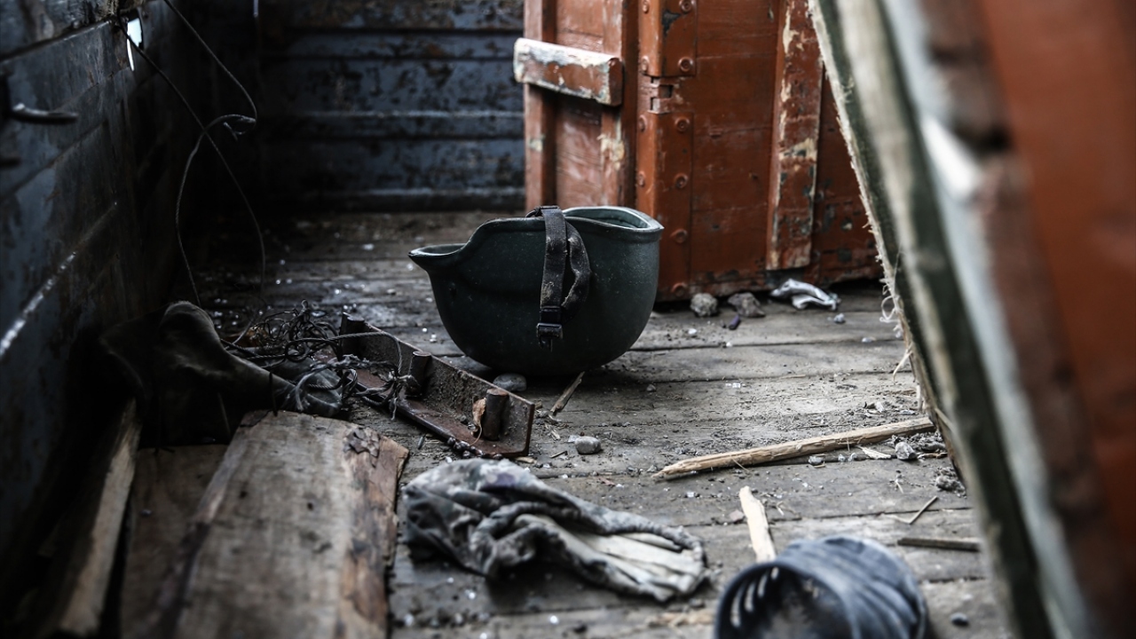 Operasyon sırasında ele geçirilen araçların içinde Ermenistan askerlerine ait evrak, üniforma, postal, kask ve kişisel malzeme de yer alıyor.