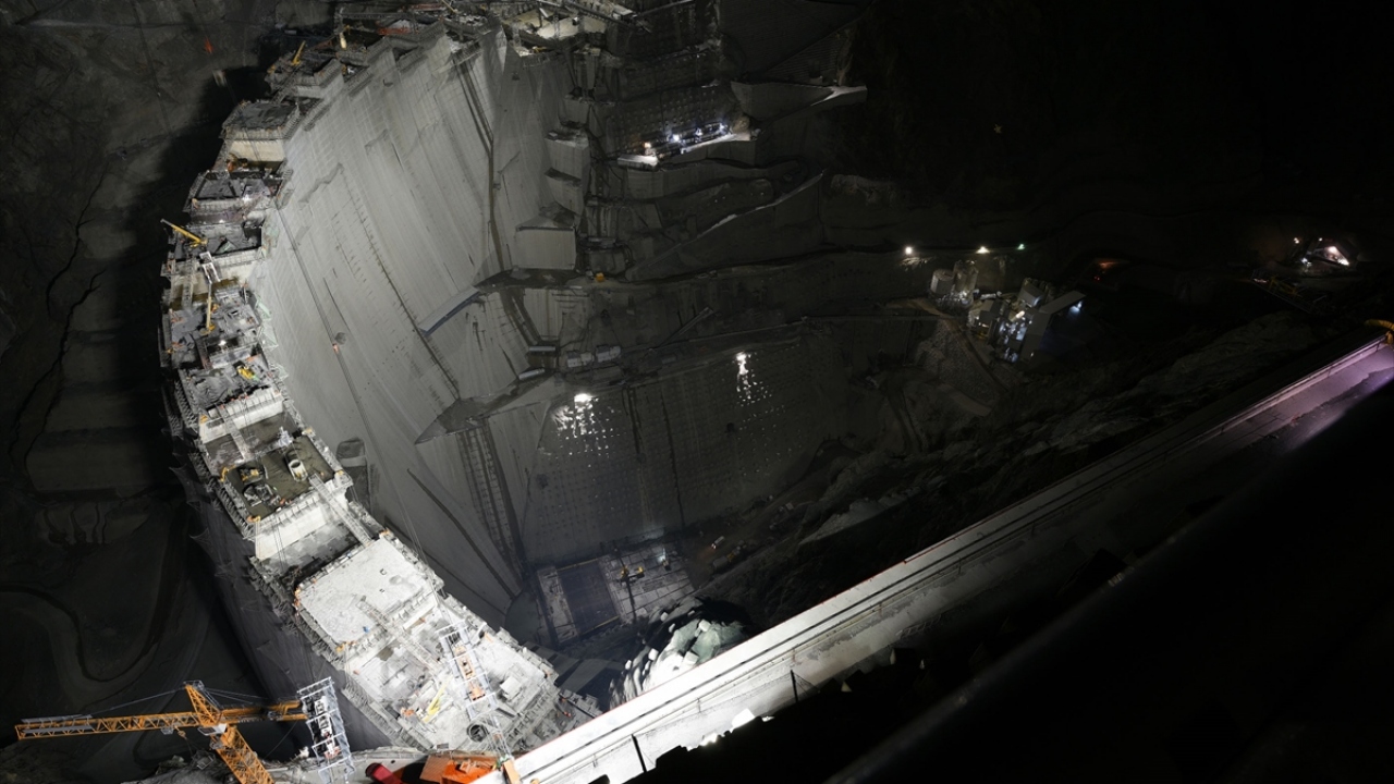 Cumhurbaşkanı Recep Tayyip Erdoğan`ın başbakanlığı döneminde video konferans yöntemiyle 26 Şubat 2013`te temelleri atılan Yusufeli Barajı ve HES`in Haziran 2021`de tamamlanması planlanıyor.