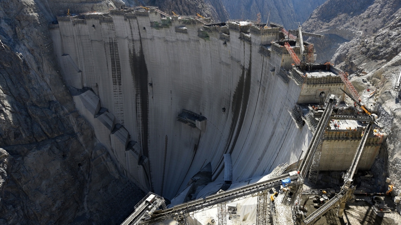 İşletmeye alındığında üretilecek enerjiyle 650 bin kişinin elektrik ihtiyacı karşılayacak Yusufeli Barajı HES, her biri 186 megavatlık 3 üniteden oluşan 558 megavatlık kurulu gücüyle yıllık 1 milyar 888 milyon kilovatsaat enerji üretecek.