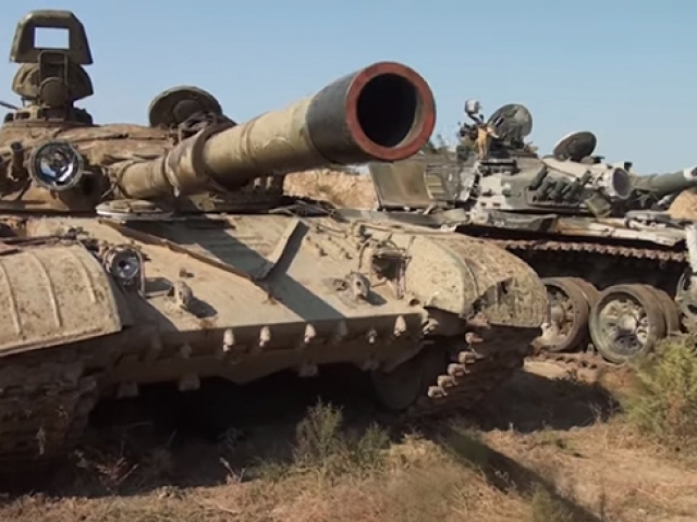 Azerbaycan, Ermenistan'ın mevzide bıraktığı tankların görüntülerini paylaştı