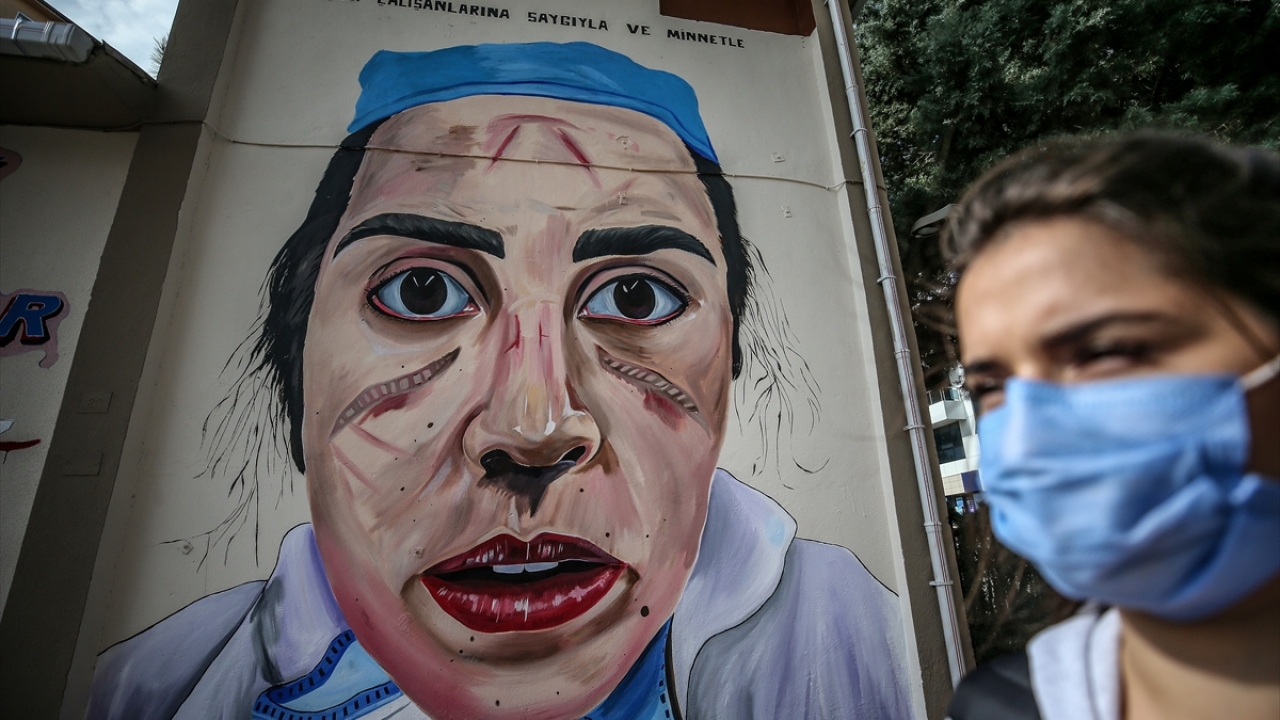 Bu kapsamda, Nilüfer içesindeki bazı trafolara, sağlık çalışanlarının, çalışırken taktıkları maske nedeniyle yaralar oluşan yüzlerinin resimleri yapıldı.