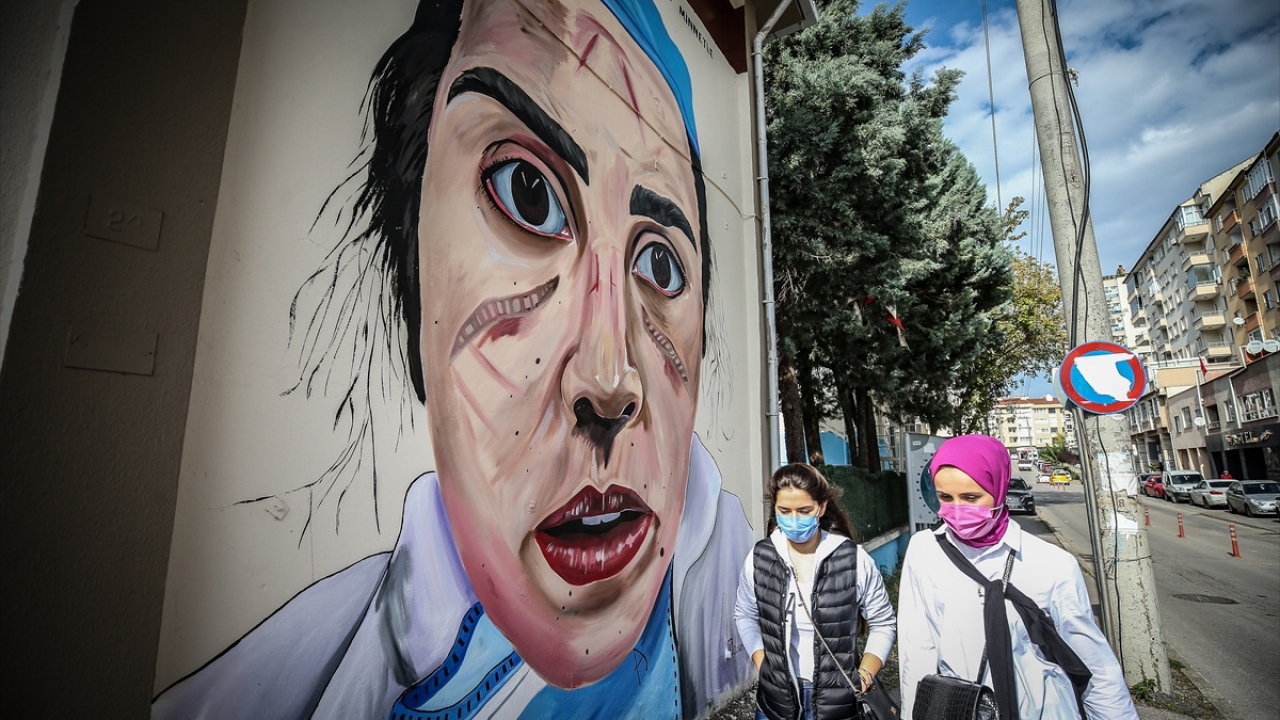 UEDAŞ Dağıtım ve Bağlantı Hizmetleri Direktörü Tayfun Tutar, gazetecilere yaptığı açıklamada, bugüne kadar 52 trafoyu çeşitli temalarda boyadıklarını söyledi.