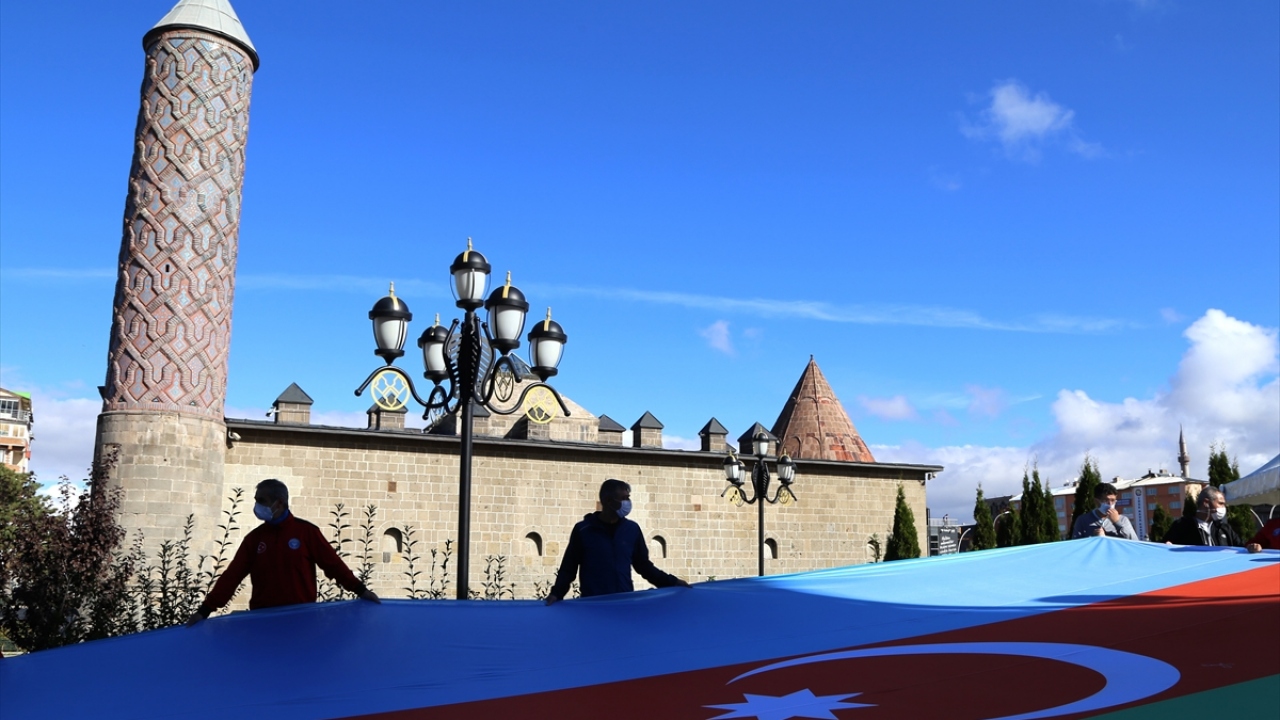 Buradaki Atatürk Anıtı önünde toplanan gruptakiler, İstiklal Marşı okudu.