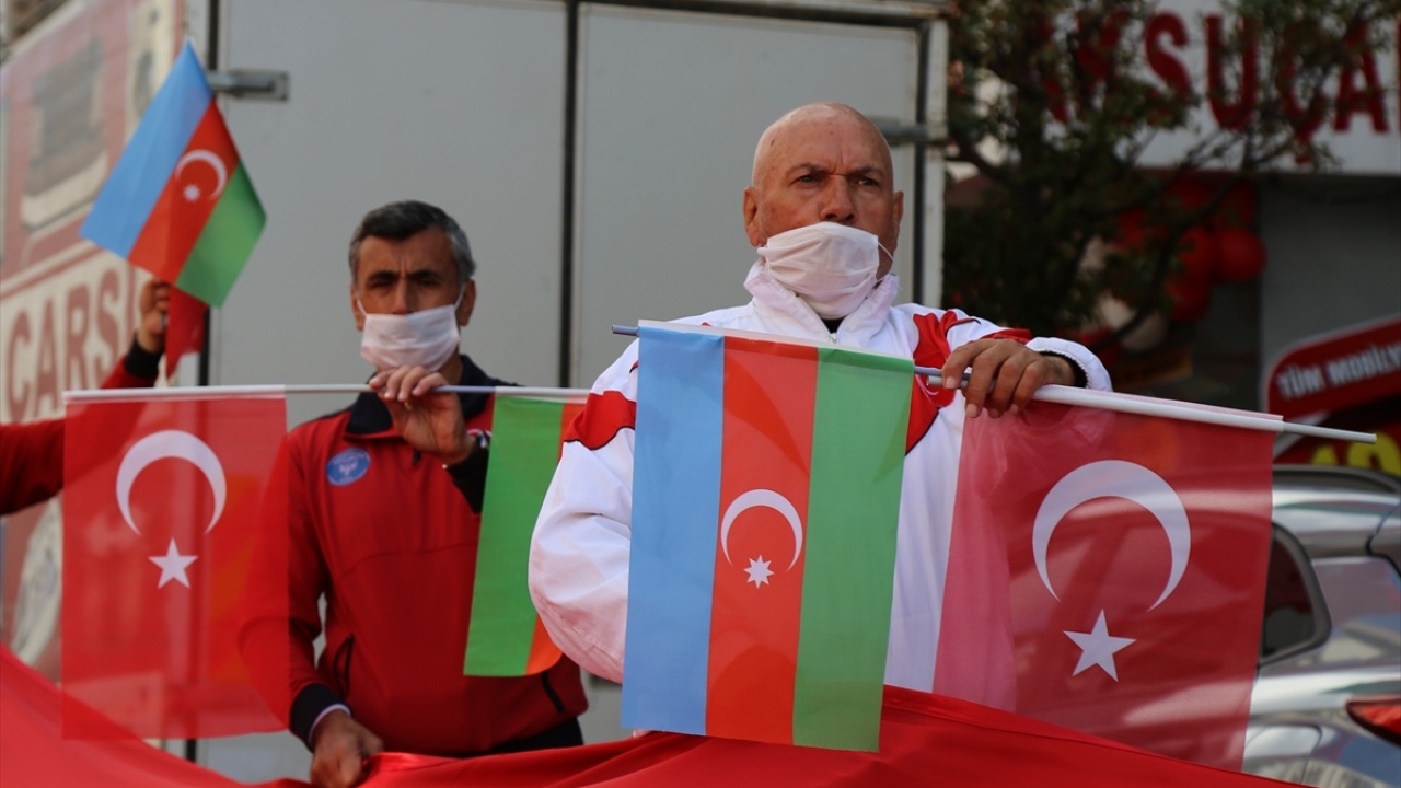 Palandöken Masterler Koşu Grubu üyesi Fatih Tüzemen de dost ve kardeş ülke Azerbaycan`ın yanında olduklarını tüm dünyaya duyurmak için yürüyüş gerçekleştirdiklerini söyledi.