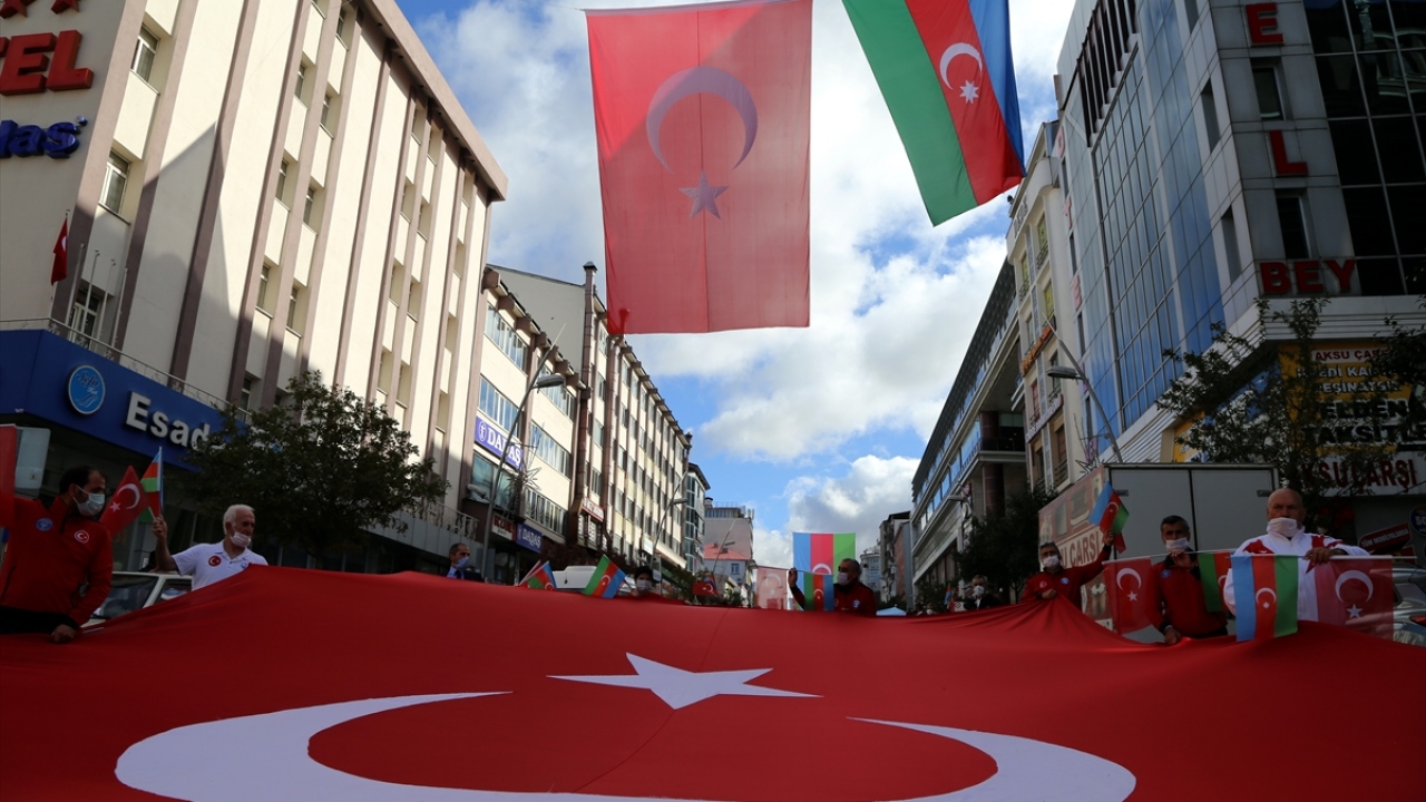 "İki devlet tek yürek" sloganıyla Azerbaycan için destek yürüyüşü düzenlediklerini ifade eden Taşkesenligil, şunları kaydetti: