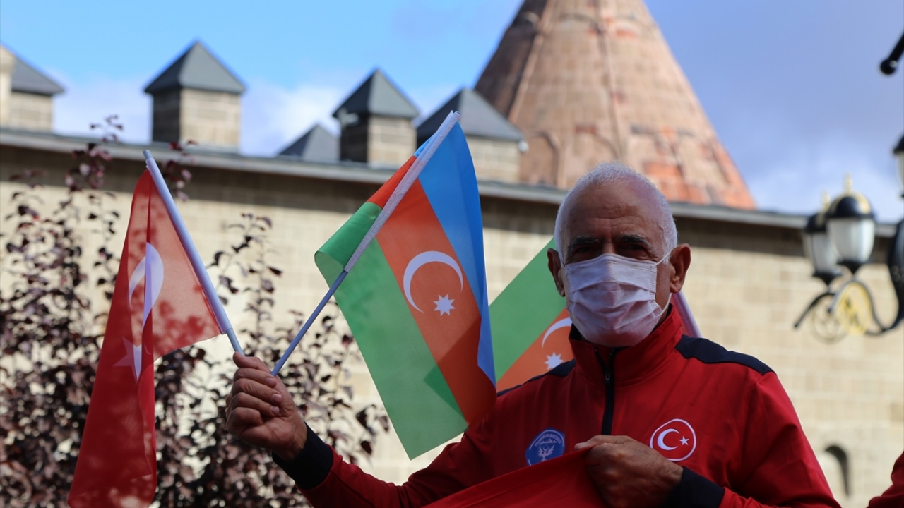 Türkiye Azerbaycan dostluk yürüyüşüne katılan vatandaşlardan Güngör Şenses ise millet olarak her zaman Azerbaycan`ın yanında olduklarını kaydetti.